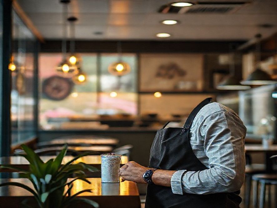 Como a sinalização externa ajuda a compensar localização discreta