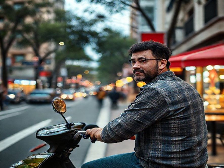 Ponto em avenida de saída para rodovia: perfil de cliente e horários