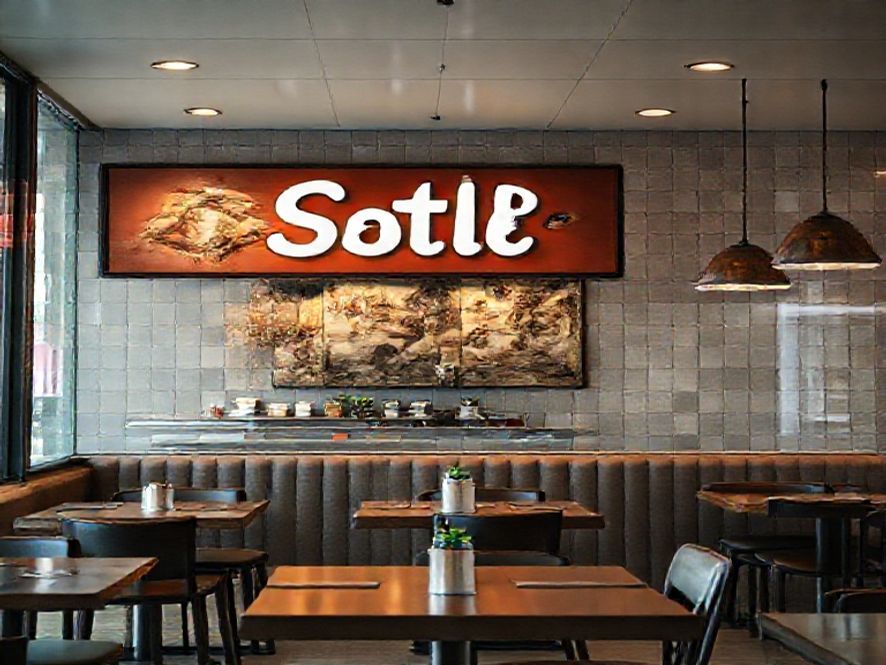 Sinalização interna: placas e avisos que reforçam a marca