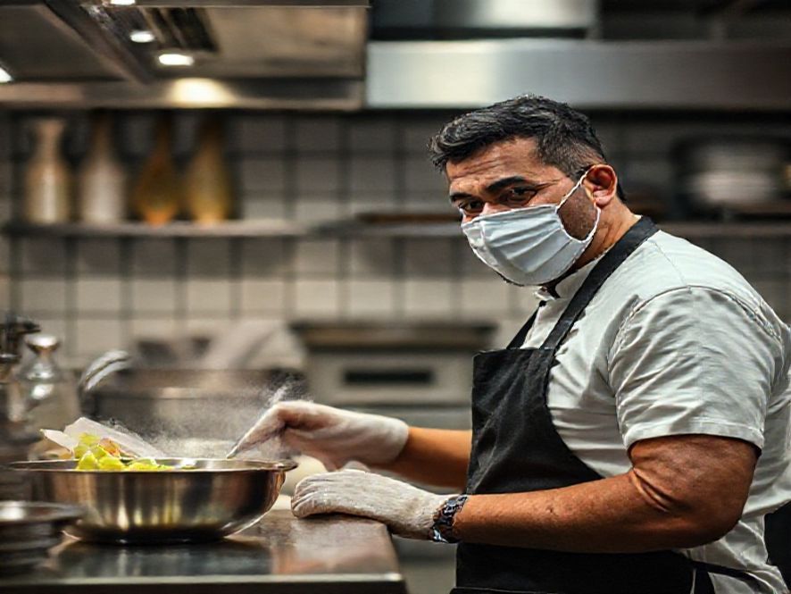 Uso de toucas e máscaras na cozinha: quando é obrigatório