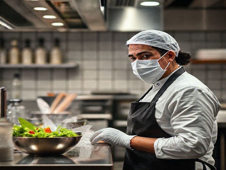 Uso seguro de produtos de limpeza na cozinha do restaurante